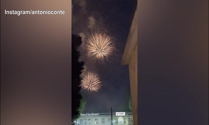 Fuochi di San Giovanni a Torino, Conte assiste alla scena