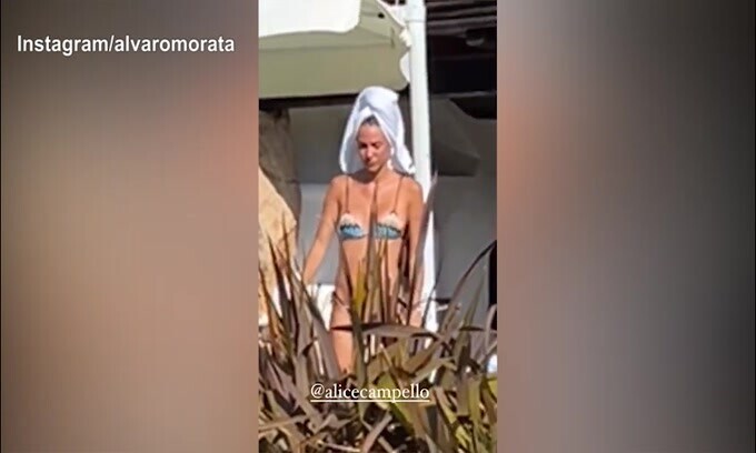 Morata "paparazzo": riprende Alice mentre balla a bordo piscina