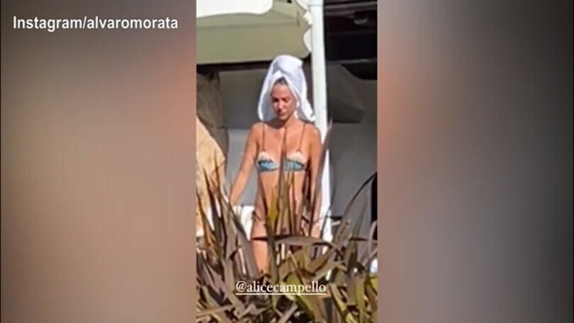 Morata "paparazzo": riprende Alice mentre balla a bordo piscina