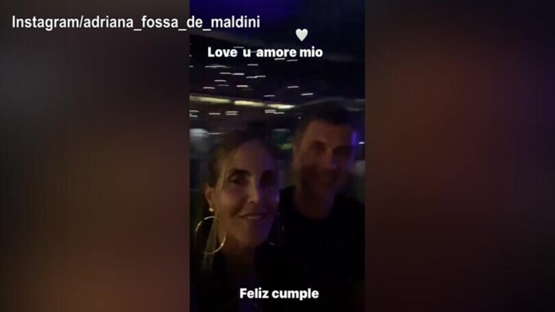 Tanti auguri a Maldini: l'ex capitano del Milan balla con la moglie