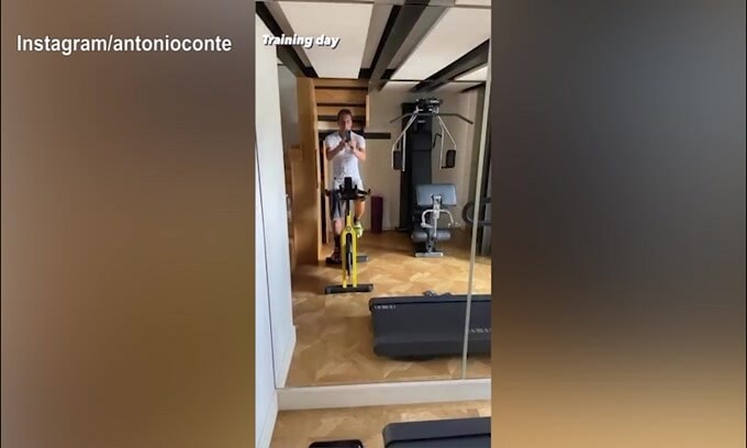 Non solo giocatori: Antonio Conte si allena in cyclette