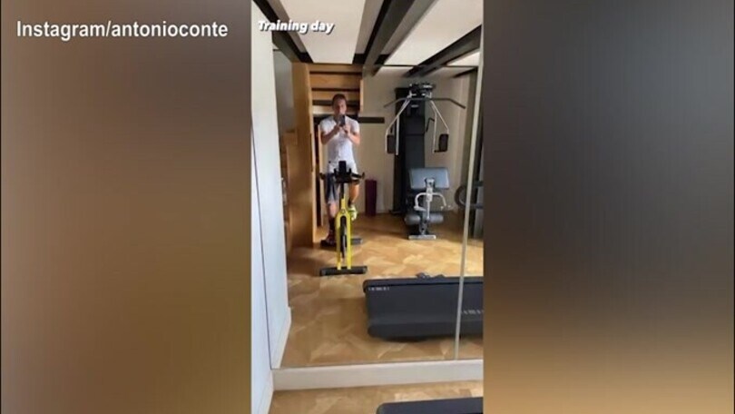Non solo giocatori: Antonio Conte si allena in cyclette