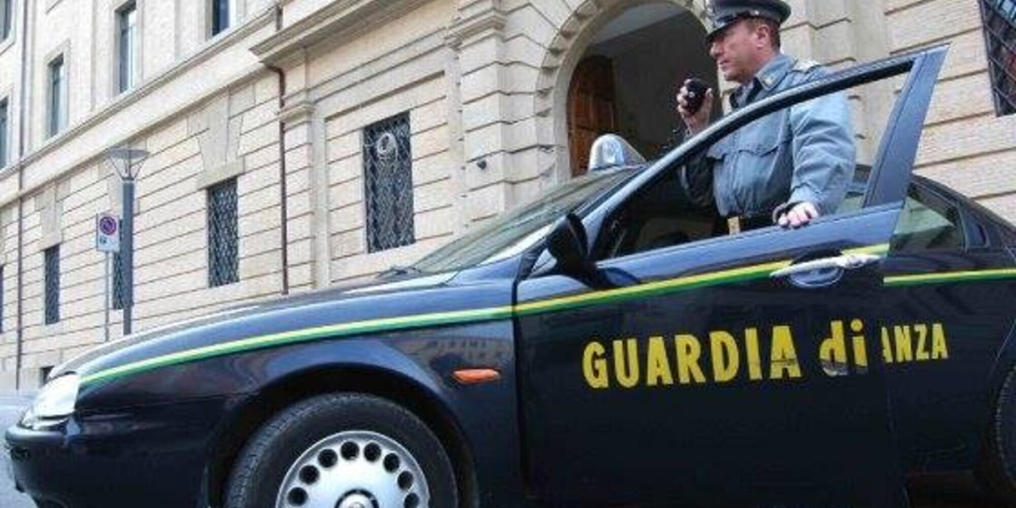La clamorosa truffa: "Vuoi l'auto? Se metti l'adesivo, te la paghiamo noi"