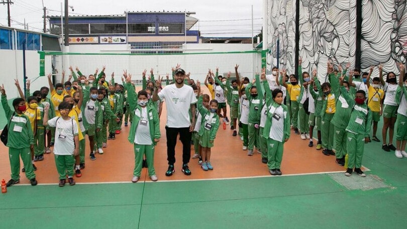 Neymar, non solo feste: il progetto per i bambini