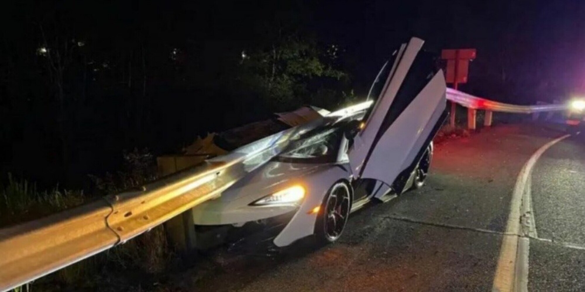 McLaren 600 LT recisa dal guardrail. Mistero sul proprietario