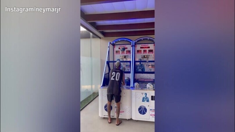 Neymar, che cecchino a basket: sembra Steph Curry!