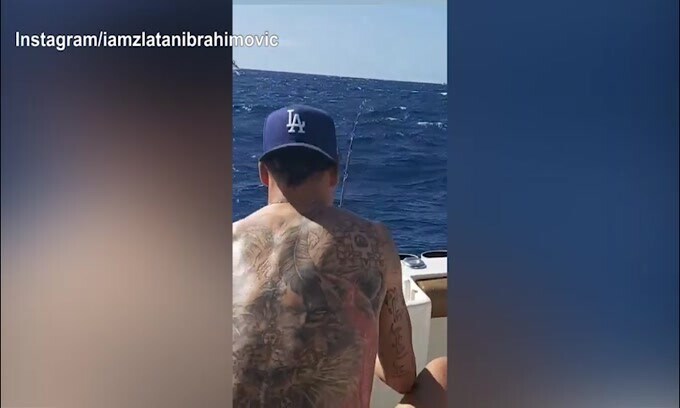 Ibra, che fai? Eccolo pescare...