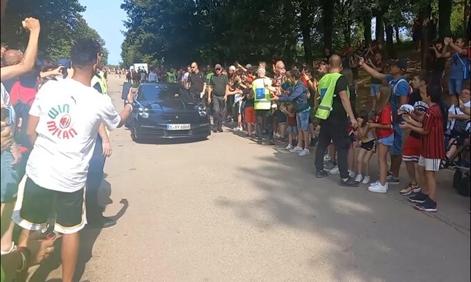 Milan, i tifosi acclamano Maldini e Massara a Milanello