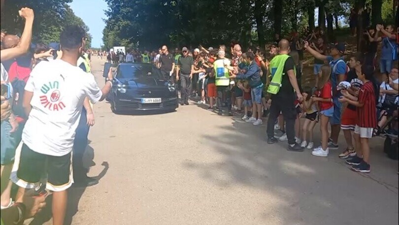 Milan, i tifosi acclamano Maldini e Massara a Milanello