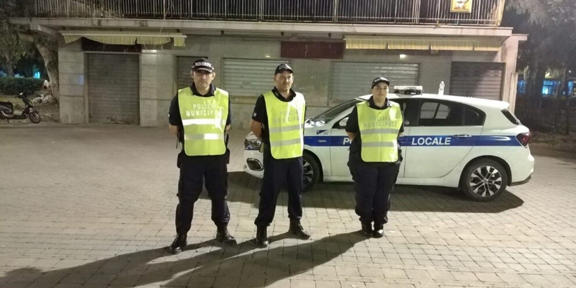 Parcheggia l'auto in spiaggia e "pesca"... una multa