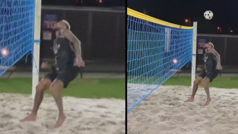 Neymar gioca a foot volley, che colpi!