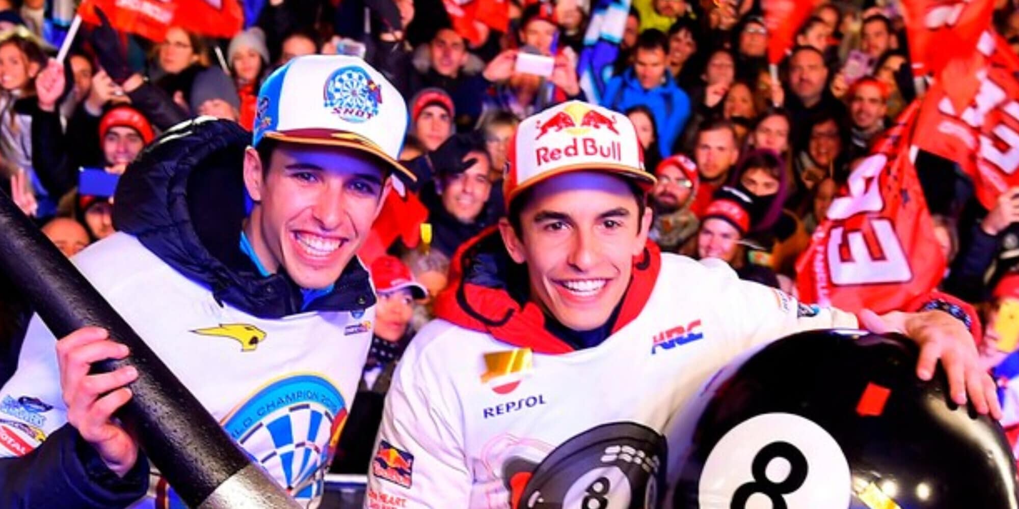 MotoGP, i fratelli Marquez rendono omaggio a Sainz dopo Silverstone: "Un brindisi per Carlos"