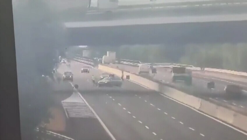 Clamoroso incidente: l'auto si schianta contro la polizia in autostrada