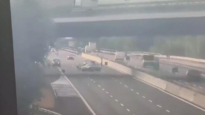 Clamoroso incidente: l'auto si schianta contro la polizia in autostrada