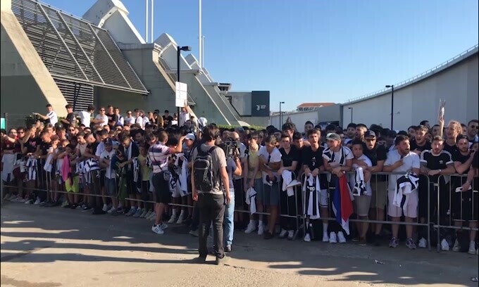 Oltre 1000 tifosi attendono l'arrivo di Pogba