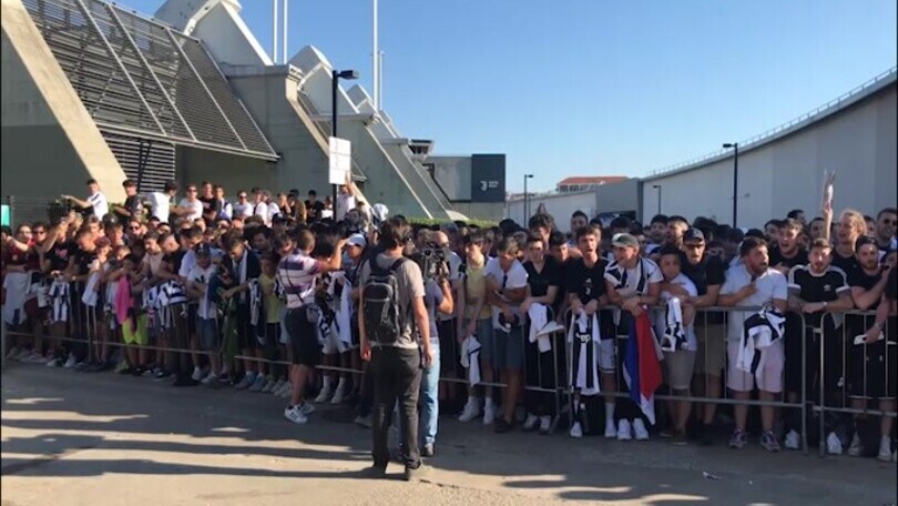 Oltre 1000 tifosi attendono l'arrivo di Pogba