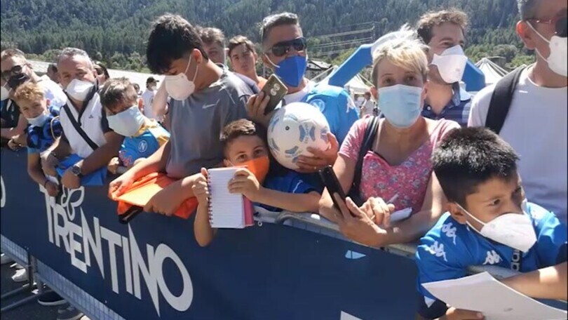 Napoli, pieno di autografi a Dimaro
