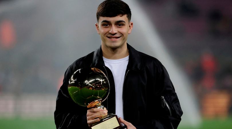 Pedri in trionfo con il Golden Boy di Tuttosport al Camp Nou