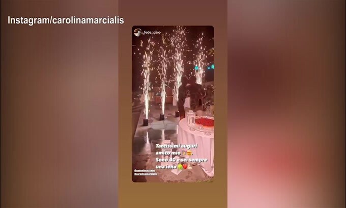 Cassano compie 40 anni, grande festa a bordo piscina