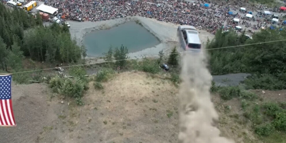 Festeggiano il 4 luglio lanciando in un burrone auto e furgoni vecchi