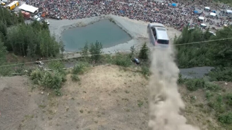 Festeggiano il 4 luglio lanciando in un burrone auto e furgoni vecchi