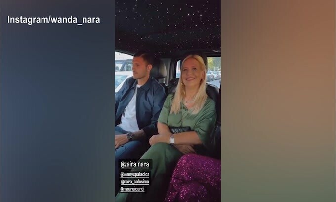 La famiglia Nara in auto, Icardi non sembra contento..