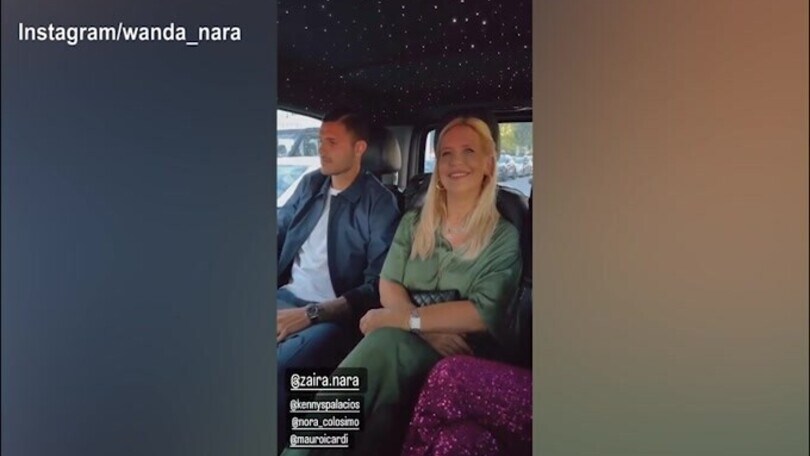La famiglia Nara in auto, Icardi non sembra contento..