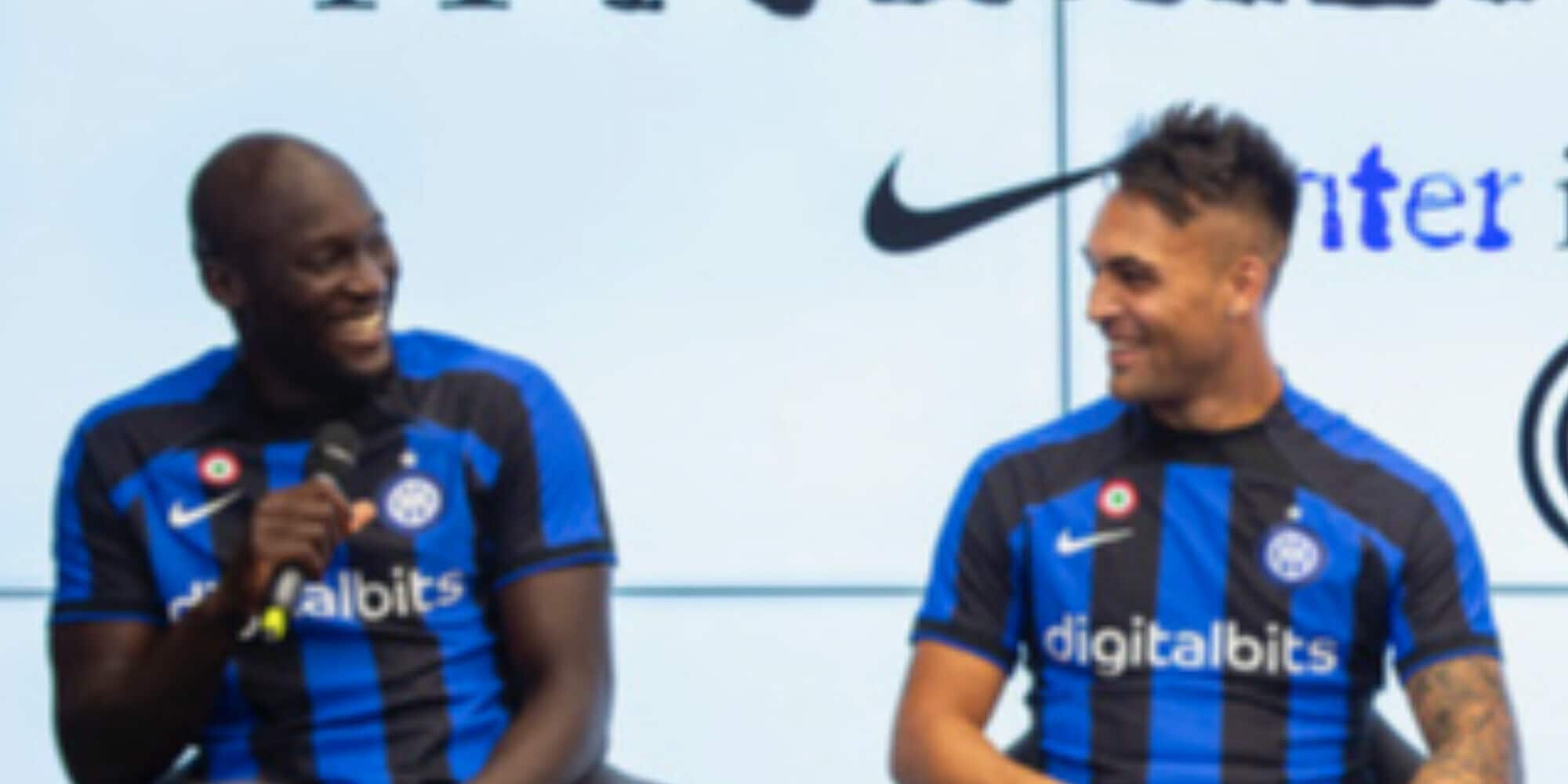 Inter, festa in piazza. Lukaku e Lautaro: Chi non salta è rossonero VIDEO
