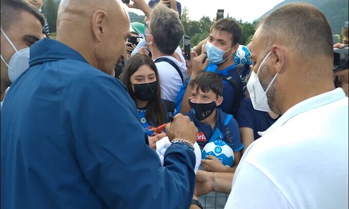 Napoli, sessione di autografi per Spalletti