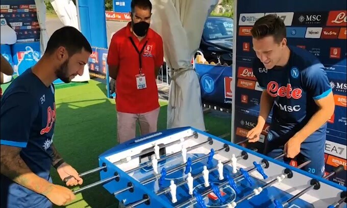 Zielinski e Politano, battaglia a calcio balilla