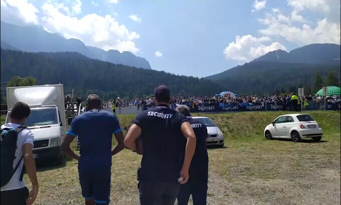 Osimhen travolto dal calore dei tifosi