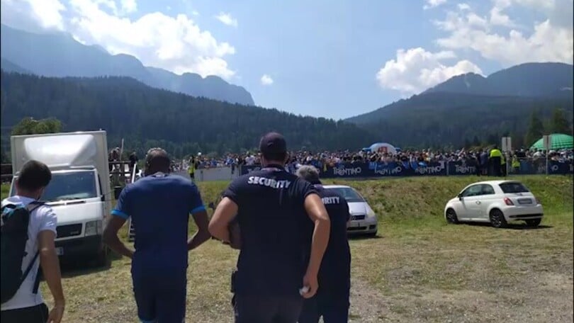 Osimhen travolto dal calore dei tifosi