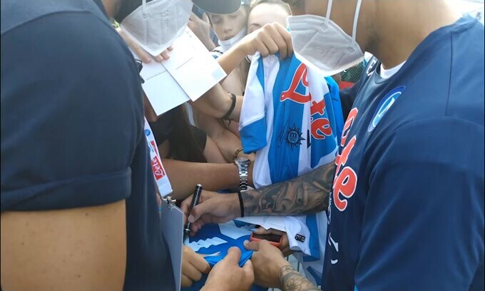 Napoli, sessione serale di autografi per Di Lorenzo
