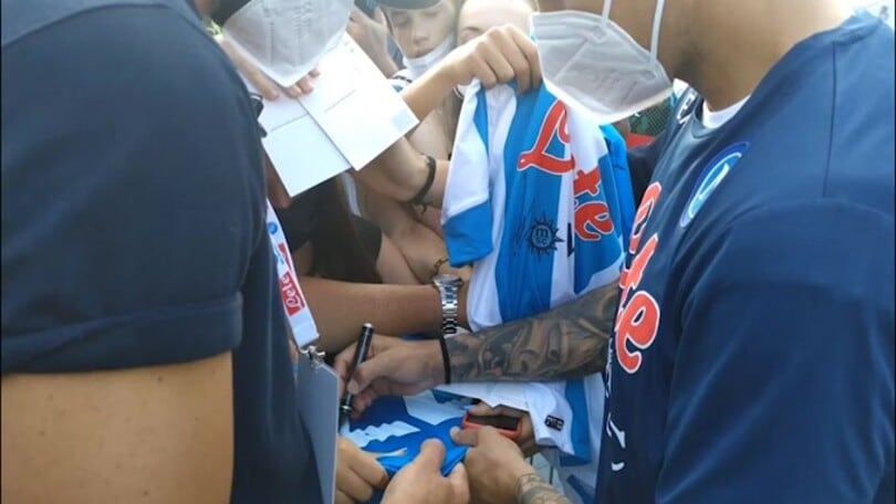 Napoli, sessione serale di autografi per Di Lorenzo
