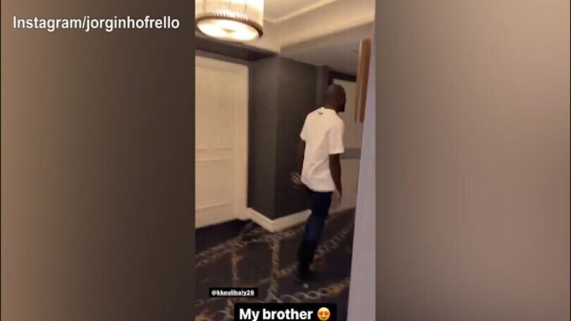 Jorginho incontra Koulibaly: "Guardate chi c'è..."