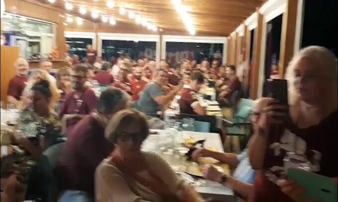 Convention granata a Pesaro, i tifosi regalano all'organizzatore Patrignani una targa con una pagina di Tuttosport!
