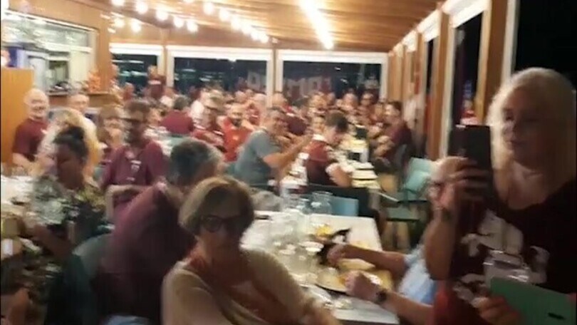 Convention granata a Pesaro, i tifosi regalano all'organizzatore Patrignani una targa con una pagina di Tuttosport!