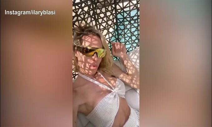 Sexy Ilary Blasi: piedi in acqua sotto il sole