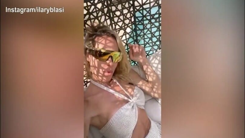 Sexy Ilary Blasi: piedi in acqua sotto il sole