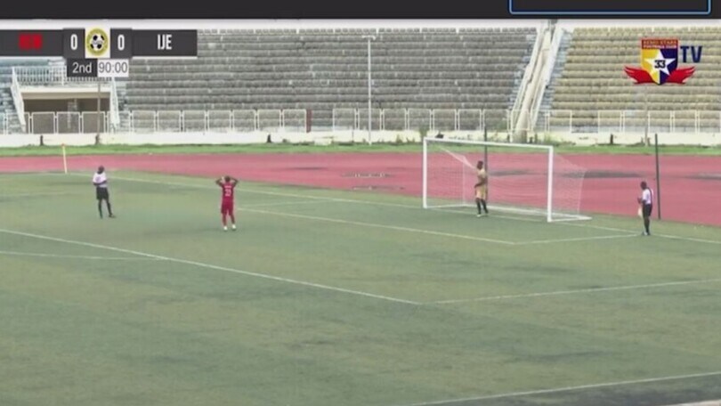 Un rigore mai visto: spedisce il pallone in tribuna
