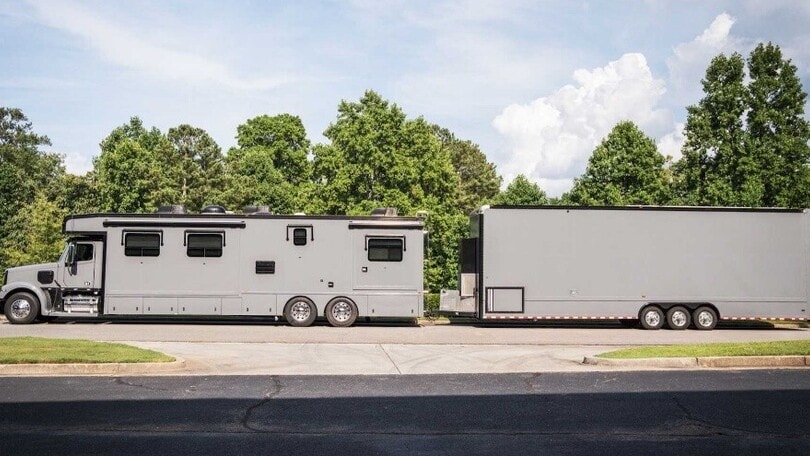 L'originale camper con rimorchio garage derivato da un camion Freightliner