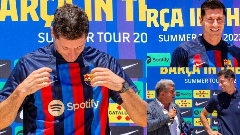 Lewandowski prova la maglia del Barcellona: show alla presentazione