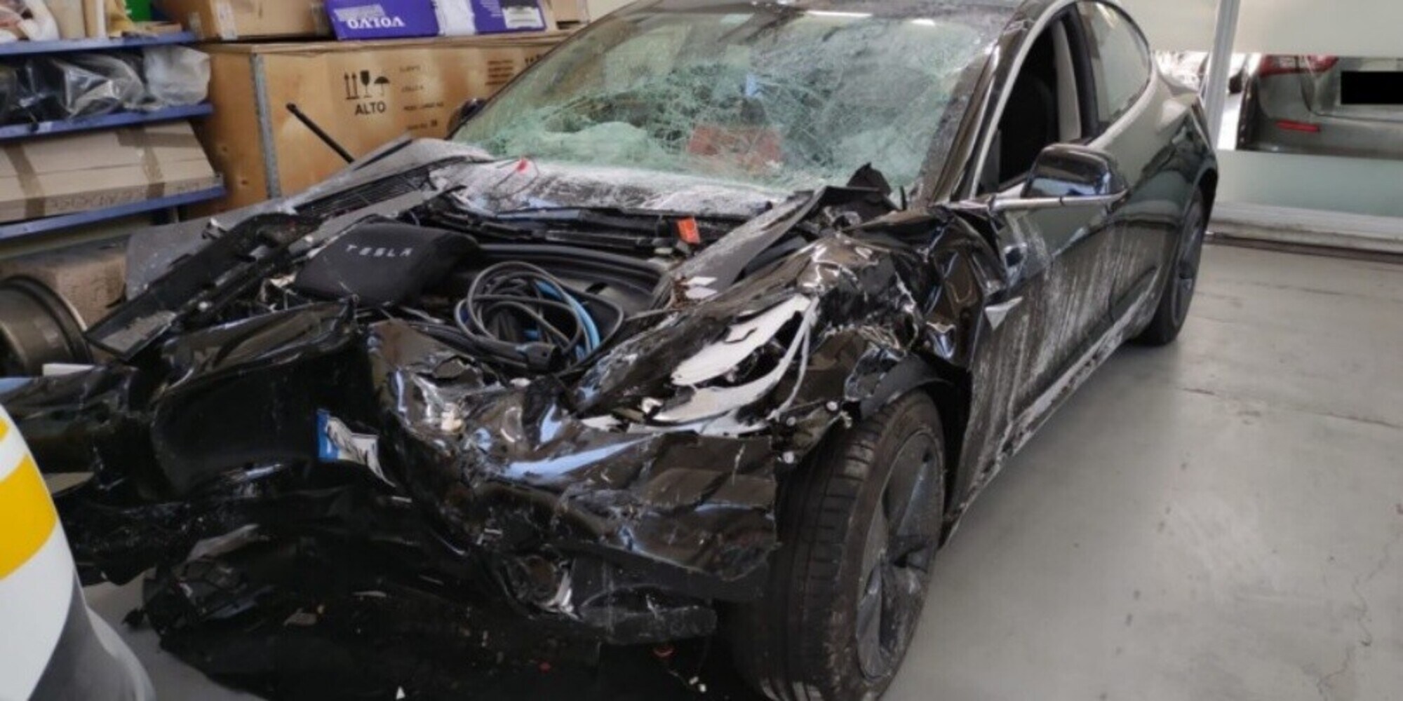 L’Autopilot è attivo ma la Tesla si schianta su un furgone VIDEO