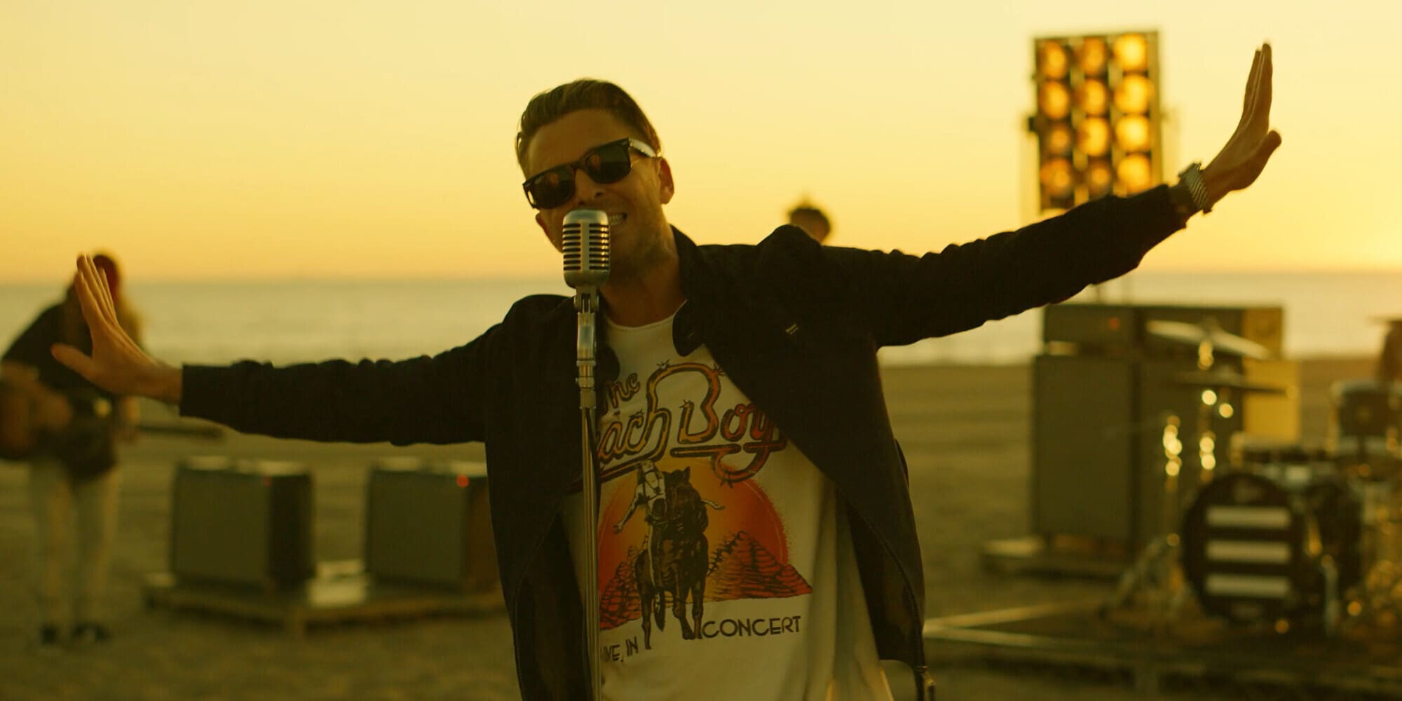 Ryan Tedder dei OneRepublic veste Blauer nel video clip "Ain't Worried"