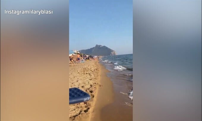 Ilary Blasi, fisico da urlo in riva al mare