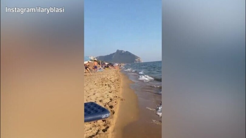 Ilary Blasi, fisico da urlo in riva al mare