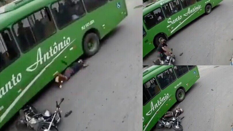 Incidente sventato grazie al casco: vivo dopo essere finito sotto un bus