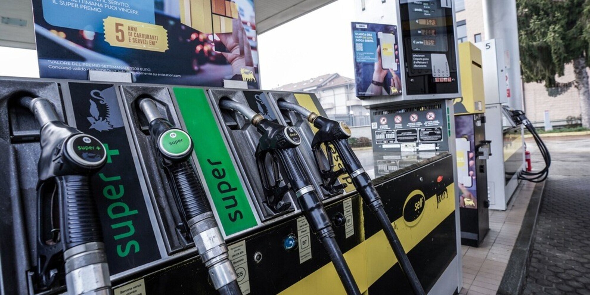 Caro carburanti, gli effetti del taglio delle accise: prezzi in calo