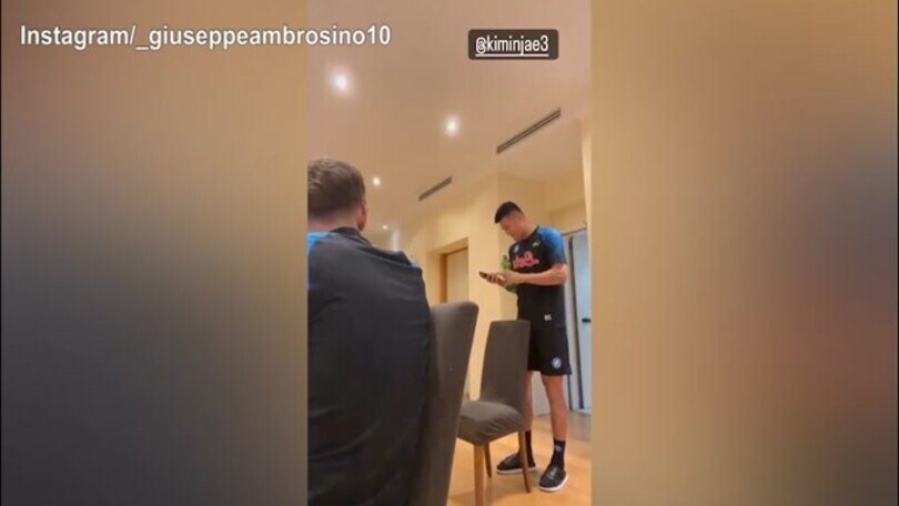 Napoli, Kim canta e balla sulle note di Gangnam style