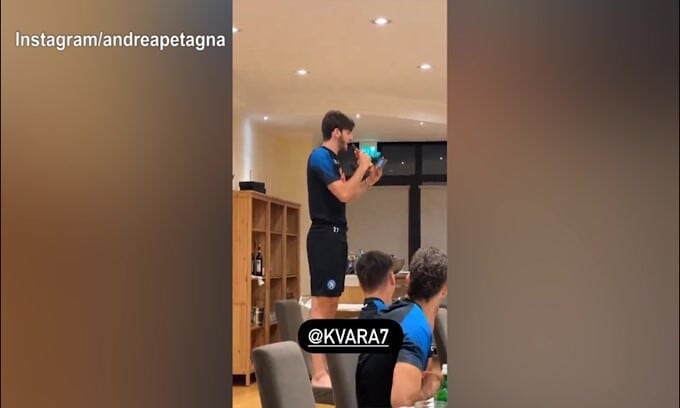 Napoli, Kvaratskhelia canta sulle note di "Live is life"